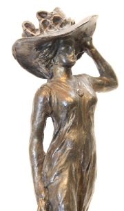 Mujer con capelina, escultura de bronce dorado. Marca de A. Joris Fundidor. 25 cm.