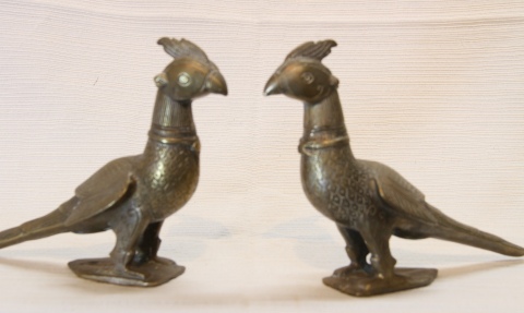 Aves, par de esculturas de bronce. Alto: 14 cm.