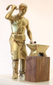 Herrero trabajando, bronce dorado con base de mármol. Alto: 26 cm.