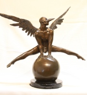 Escultura de bronce de Jorge Marin. Untitled. Alto: 41,5 cm. Frente: 46 cm.