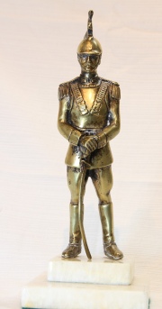 Soldado en guardia, bronce dorado. Base de mármol. Restauro. Alto total: 30 cm.