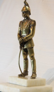 Soldado en guardia, bronce dorado. Base de mármol. Restauro. Alto total: 30 cm.