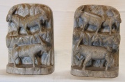 Par de aprieta libros de piedra: Cabras. Una pata faltante, restauro. Alto: 16,5 cm.