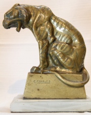 Par de Tigres firmados C.Charles, esculturas de bronce, una dorada y la segunda patinada. Alto: 20 cm.