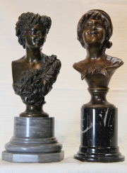 Niña y Mujer, dos esculturas de bronce de 26 y 25 cm de alto.