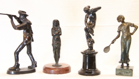 Cuatro figuras de bronce: Hombre con fusil, Tenista y 2 figuras femeninas, Altura máxima: 20 cm.