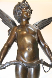 Cupido con arco, escultura de bronce. A. Moreau. Alto: 45 cm.