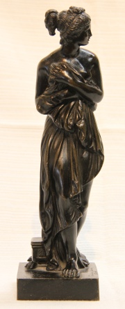 Venus Italica, bronce patinado. Alto: 23,5 cm.