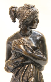 Venus Italica, bronce patinado. Alto: 23,5 cm.