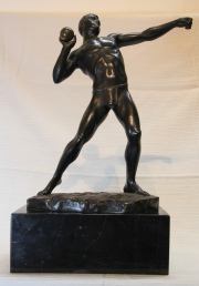 Lanzador de Bala, escultura bronce de Paul Schmidt-Felling. Alto total: 43 cm. Base mármol, desperfecto.