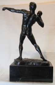 Lanzador de Bala, escultura bronce de Paul Schmidt-Felling. Alto total: 43 cm. Base mármol, desperfecto.