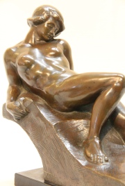 Guerrera en descanso, escultura de bronce de E. Jockl. Base de mármol. Frente: 28 cm. Alto: 24 cm.