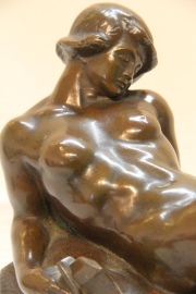 Guerrera en descanso, escultura de bronce de E. Jockl. Base de mármol. Frente: 28 cm. Alto: 24 cm.