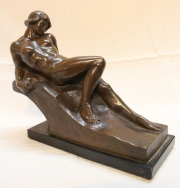 Guerrera en descanso, escultura de bronce de E. Jockl. Base de mármol. Frente: 28 cm. Alto: 24 cm.