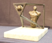 Hombre y geometria, bronce de Vinci. Alto: 20 cm. Frente: 26 cm.