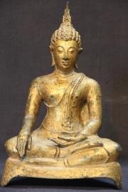 Buda Thailandés de bronce dorado. Alto 21 cm.