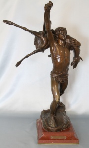 Retour de Chasse, escultura de bronce patinado, firmada A. Carlés. Alto con base de mármol: 66 cm.