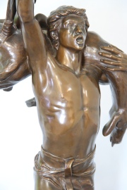 Retour de Chasse, escultura de bronce patinado, firmada A. Carlés. Alto con base de mármol: 66 cm.