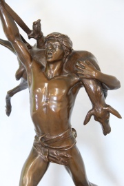 Retour de Chasse, escultura de bronce patinado, firmada A. Carlés. Alto con base de mármol: 66 cm.