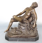 Baco descansando, bronce patinado, de la escuela de Clodion. Alto: 31 cm.