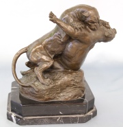 Leones en combate, bronce firmado G.Gardet. Alto: 31 cm.