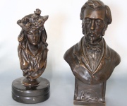 Busto de Caballero en bronce de 28.5 cm. Con: Joven con Sombrero, bronce de 25 cm. 2 piezas.