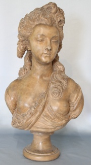 Madame Du Barry, busto de terracota, firmada atrás Caffieri. Alto: 65 cm.