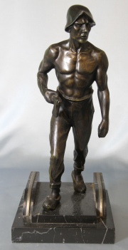 Leñador con hacha, escultura de petit bronce, base de mármol. Alto 44 cm.