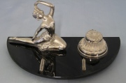 Tintero con figura femenina de metal plateado. Alto: 15 cm. .