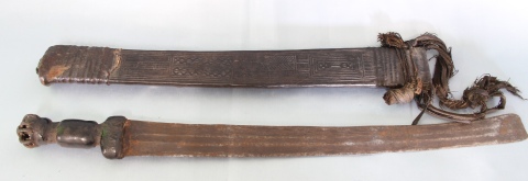 MACHETE AFRICANO CON VAINA DE CUERO. Largo: 63 cm.