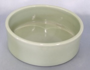 Vaso chino de porcelana celadón, de forma circular con sello de origen en la base. Diám: 19,2 cm. Alto: 6,3 cm.