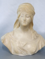 Busto de Mujer Árabe, escultura de marmolina. Desperfectos. Alto: 30 cm.