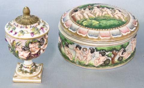 Caja de porcelana con angelitos y pequeño potiche Capodimonte, restauro. Diám. 16 cm.