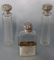 Tres frascos de toilette de plata y cristal.