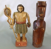 Figura de la Isla de Pascua y Figura con Estandarte, 2 tallas de madera. Alto: 36 y 33 cm.