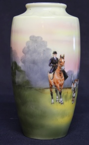 Vaso de porcelana Royal Bayreuth con escena de cacería. Alto: 18 cm