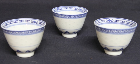 Seis peq. bowls de porcelana china. Alto: 5,5 cm.