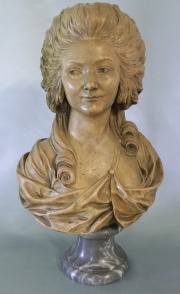 MARIA ANTONIETA, busto de terracota. Pequeñas cachaduras. Pie de mármol gris veteado. Alto: 55,5 cm.