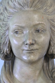 MARIA ANTONIETA, busto de terracota. Pequeñas cachaduras. Pie de mármol gris veteado. Alto: 55,5 cm.