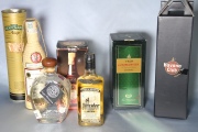 Conjunto de 14 botellas de licores varios.