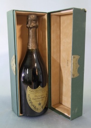 Tres Piezas: champagne Don Perignon, botella de licor y enfriador de botellas chandon.