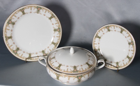 Juego Noritake incompleto, guarda verde con flores, 8 playos -1 cachado-, 10 postre, 1 guisera. 19 Piezas.