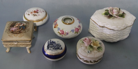 Doce cajas diferentes de porcelana. Una restaurada. (11 cajas y un vaso).