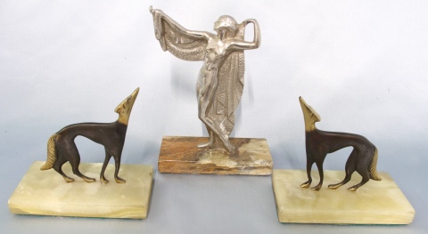 Bailarina y dos perros galgos, tres esculturas de bronce. Alto: 21 y 15 cm.