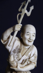 Pescador, figura japonesa de marfil tallado. Alto: 27,5 cm.