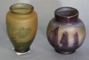 Dos Vasos de vidrio artístico francés: Uno Gallé y otro Degué. Alto: 9,4 y 10 cm.