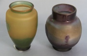 Dos Vasos de vidrio artístico francés: Uno Gallé y otro Degué. Alto: 9,4 y 10 cm.