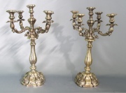 Par de candelabros europeos de metal plateado, mediados XIX. Alto: 57 cm.