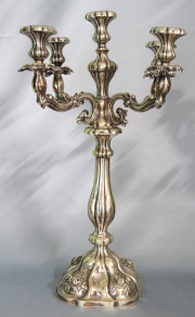 Par de candelabros europeos de metal plateado, mediados XIX. Alto: 57 cm.