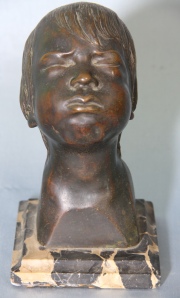 Niño, escultura de bronce firmada Di Cifariello. Alto: 19,5 cm.